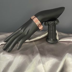 Roseton magnetic cuff bracelet